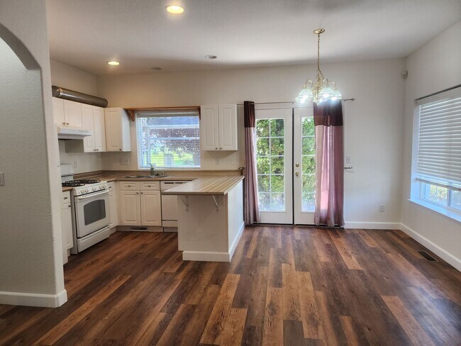 Building Photo - Cute 3 bedroom, 2.5 bath two story home with 1448 sq ft of living space