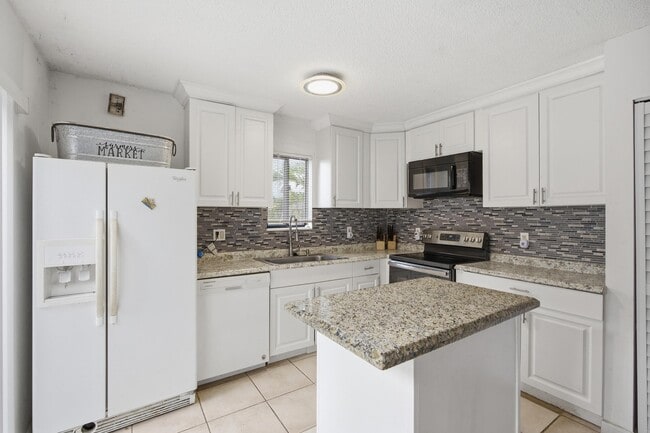 Building Photo - 4102 Waterview Cir