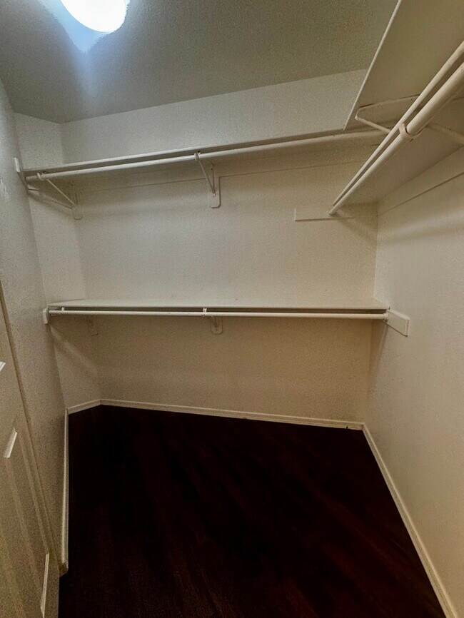 Building Photo - FOR RENT