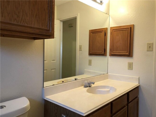 Building Photo - AVAILABLE NOW 3 Bedroom 2 Bath Home in For...