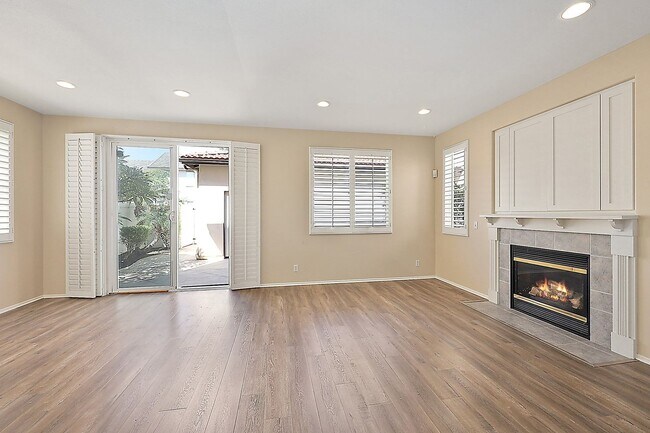 Building Photo - 2 Master Suites - 2 car garage - Townhome