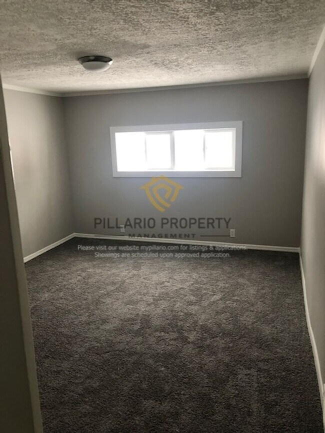 Building Photo - 4-Bedroom Home with Spacious Kitchen & Detached Garage, Available NOW!