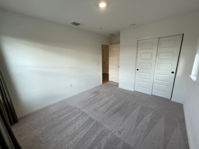 Building Photo - Beautiful new home with open floor plan av...