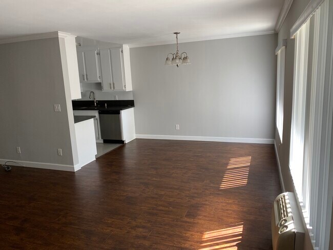 Dining - 3400 Greenfield Ave