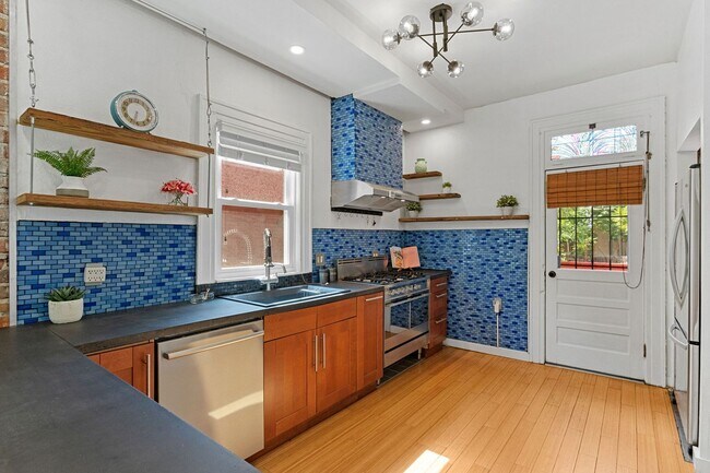 Building Photo - Available NOW! 3 Bedroom 1 Bath Home in Denver!