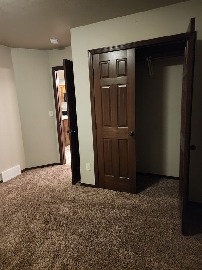 Building Photo - Three bedroom two bathroom Twin home