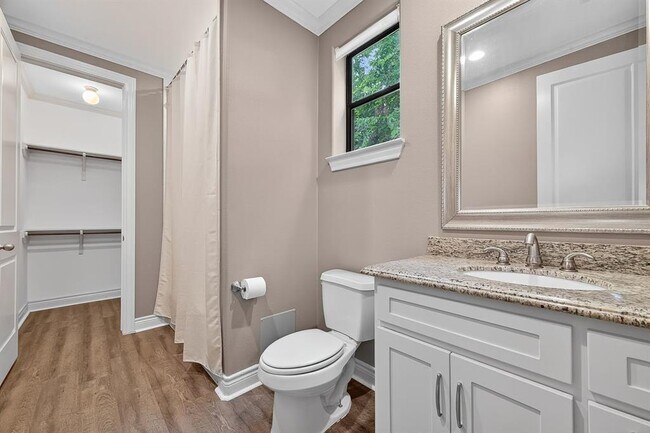Building Photo - 8904 Lakeshore Bend Dr
