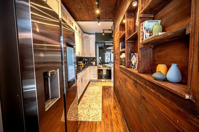 Building Photo - 309 King William St