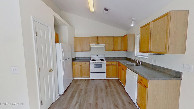 Building Photo - 4240 Sunglow Dr