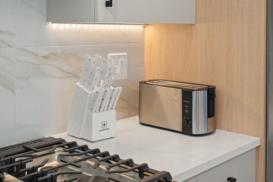 Building Photo - 801 S Western Ave