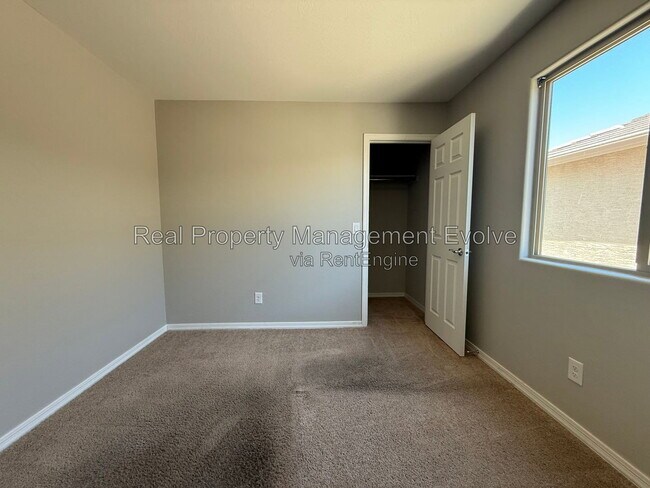 Building Photo - 5618 N 87th Dr