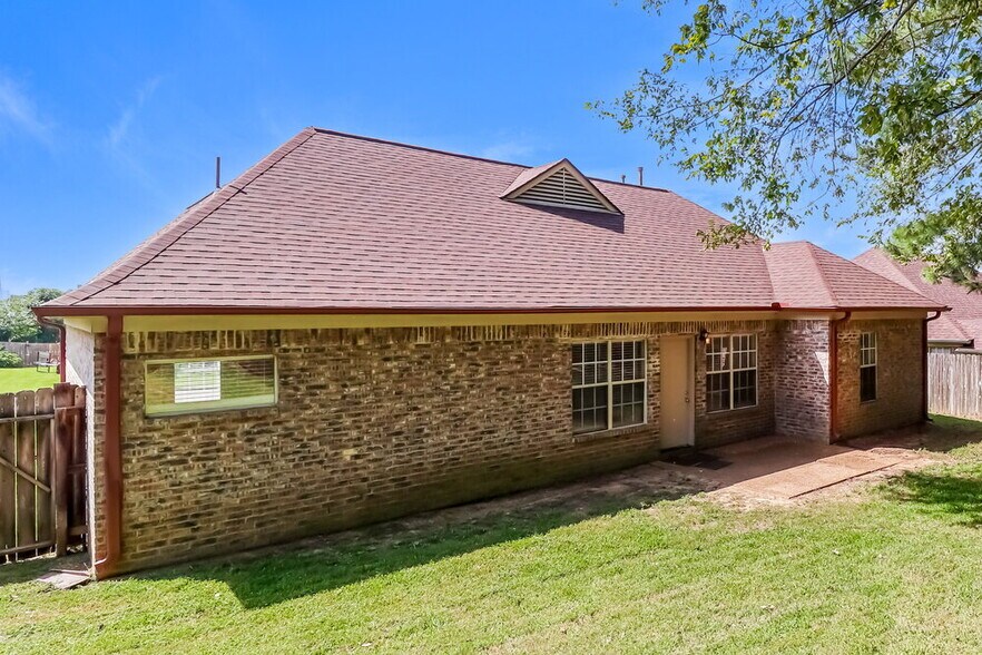 Building Photo - 185 Village Dr