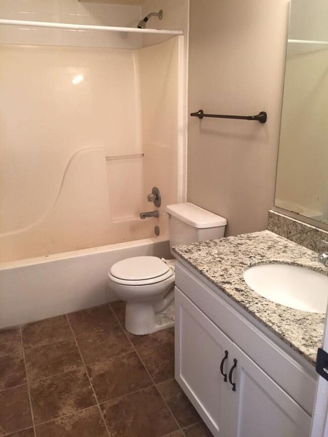 Building Photo - Updated 3bed 2 bath with fenced in yard!