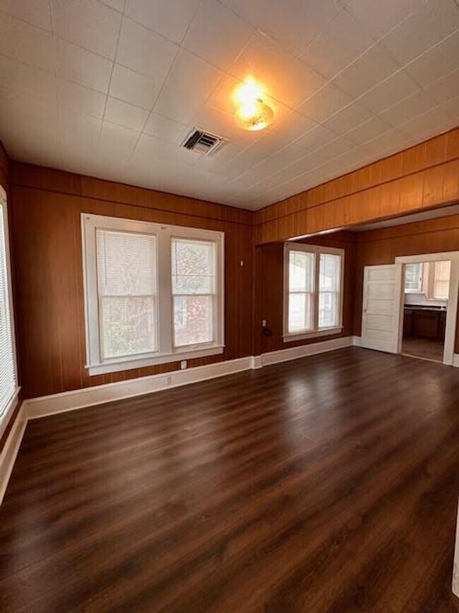 Building Photo - 2724 Bosque Blvd