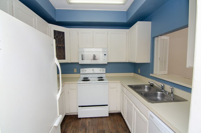 Building Photo - Convenient Bellevue Townhome