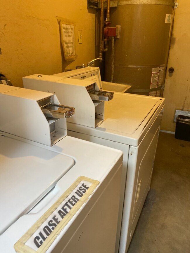 Building Photo - 220 W Spazier Ave