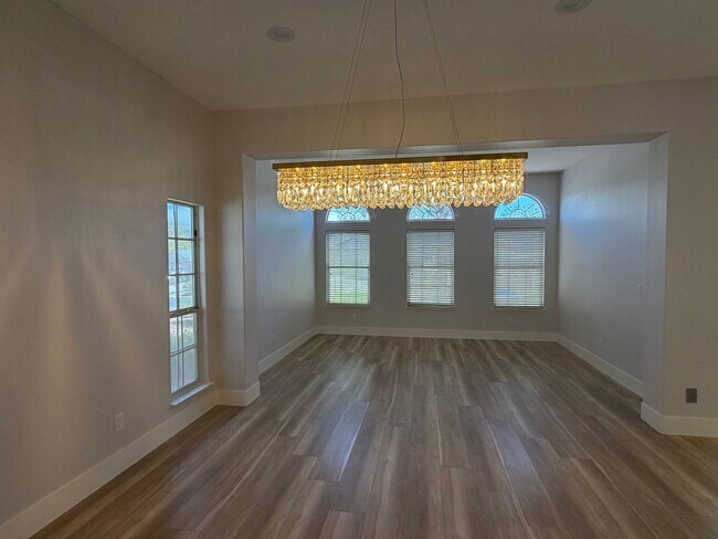Building Photo - BEAUTIFULLY UPGRADED SINGLE FAMILY HOME - 3 BEDROOM, CORNER LOT WITH VAULTED CEILINGS