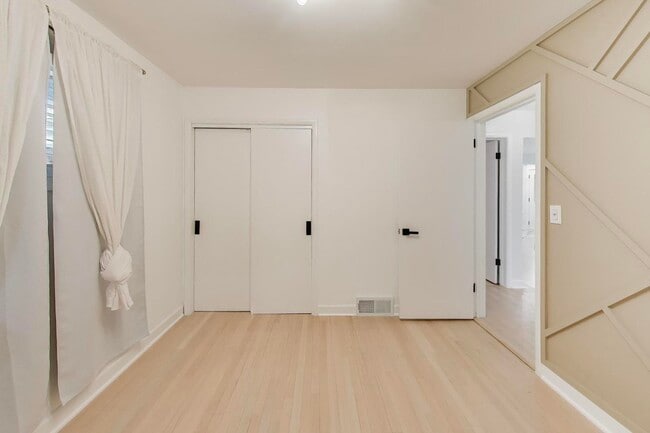 Building Photo - 710 S Hawthorne Ave