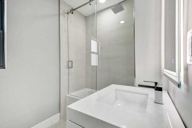 Building Photo - 5832 Alton Rd