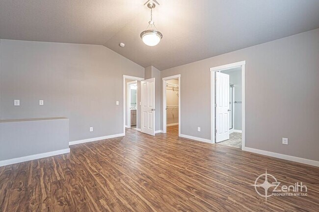 Building Photo - 5609 NE 74th Ct