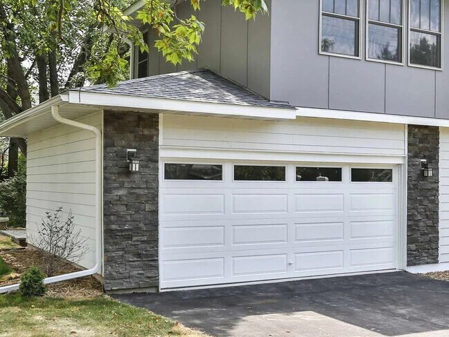 Building Photo - 5321 Interlachen Blvd