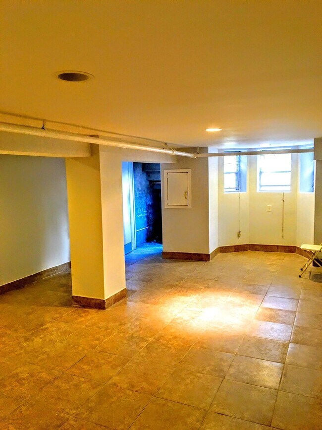 Building Photo - 371 Bergen Ave