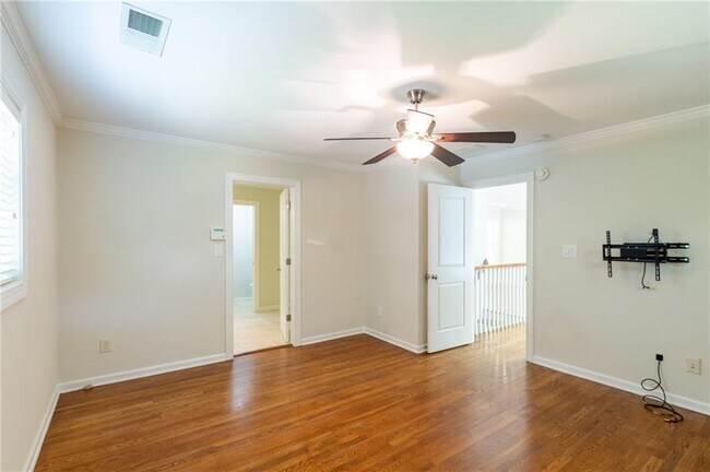 Building Photo - 3014 Skyland Dr NE