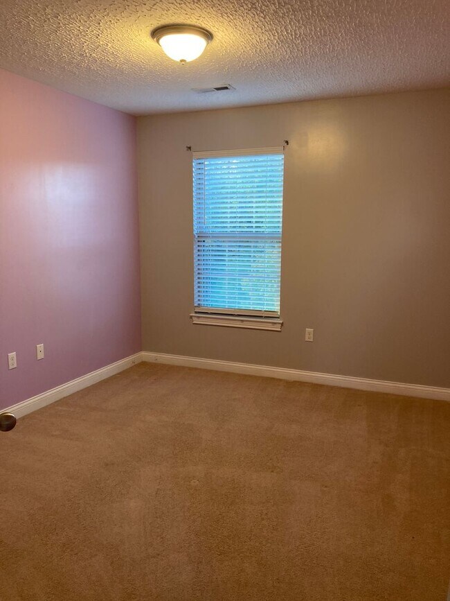 Building Photo - 100 Twin Lakes Dr
