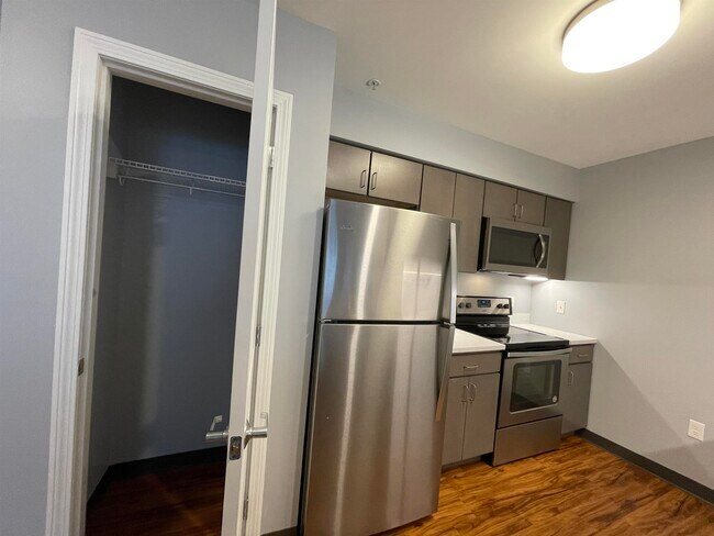 Building Photo - 15 E Ridge Dr