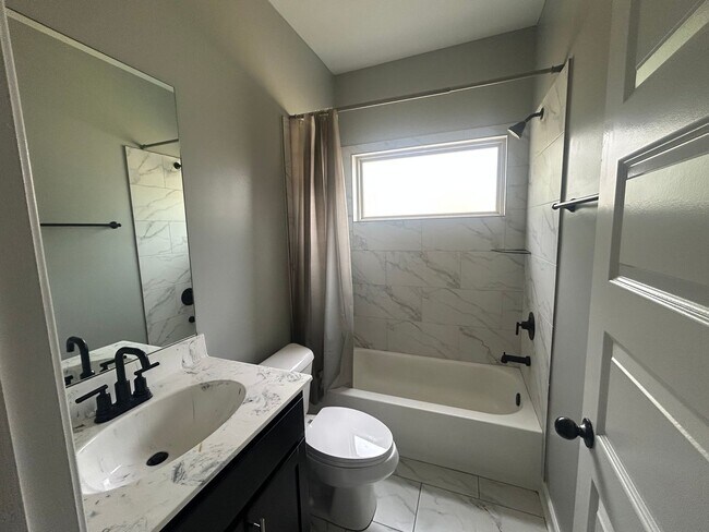 Building Photo - 401 Park St