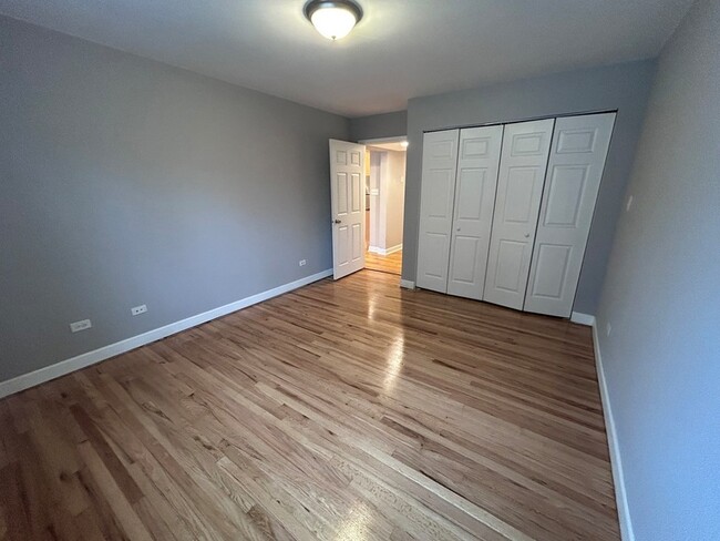 Building Photo - 6954 N Greenview Ave