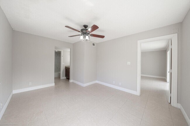 Building Photo - 708 SE 2nd Ave