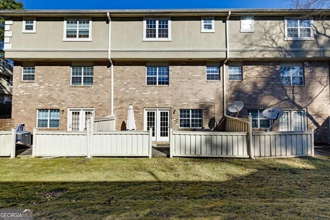 Building Photo - 6900 Roswell Rd