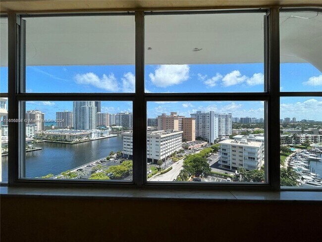 Building Photo - 100 Golden Isles Dr
