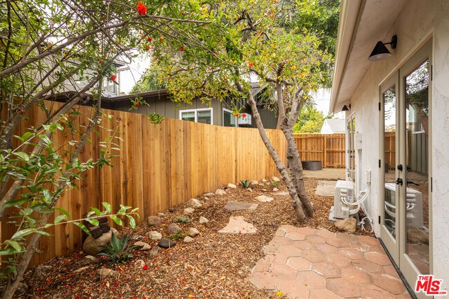 Building Photo - 4949 Sycamore Terrace