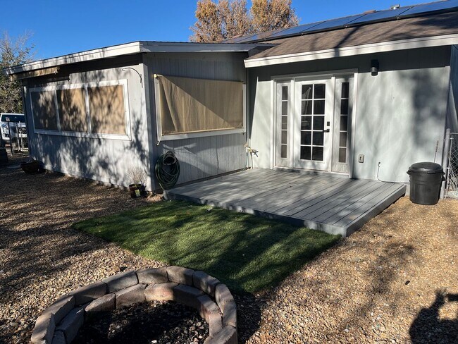 Building Photo - Modern, updated 3B/2B with fenced yard and sun room in Cottonwood