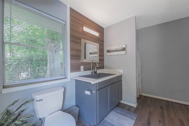 Building Photo - 1303 Red Oak Ct