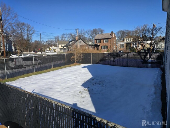 Building Photo - 635 Linden Ave