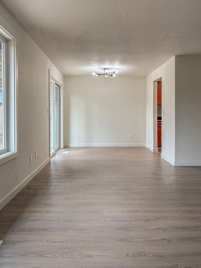 Building Photo - 3 Bedroom 2 Bath in Scappoose- Do Not Miss...