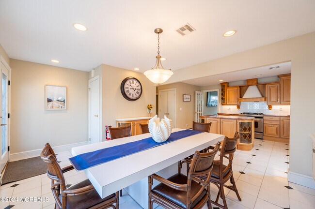 Building Photo - 409 6th Ave