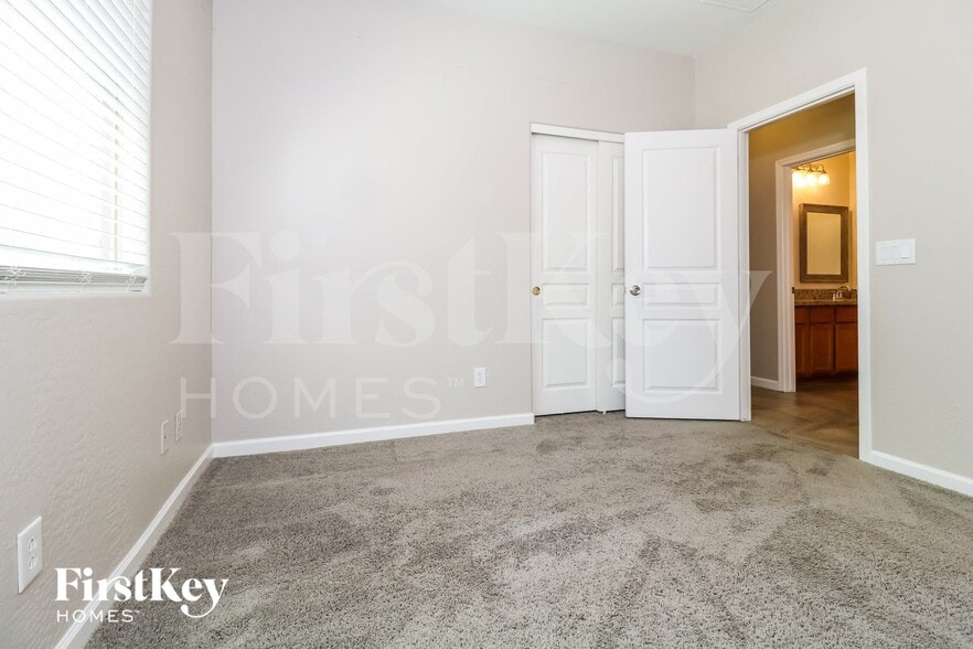 Building Photo - 1127 S 220th Dr