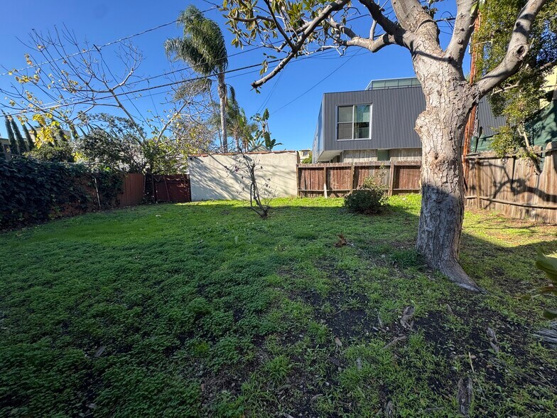 Building Photo - 849 N West Knoll Dr