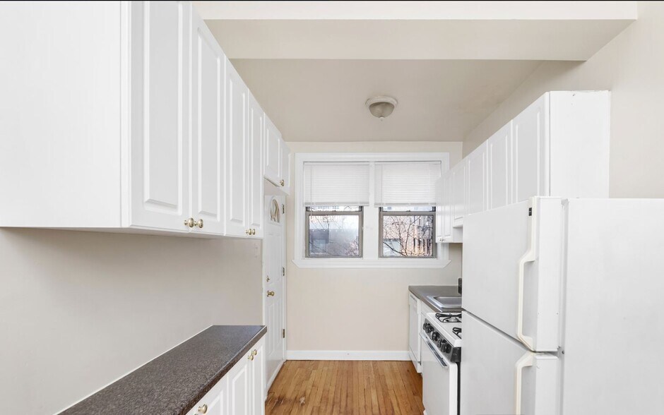 Primary Photo - 555 W Aldine Ave