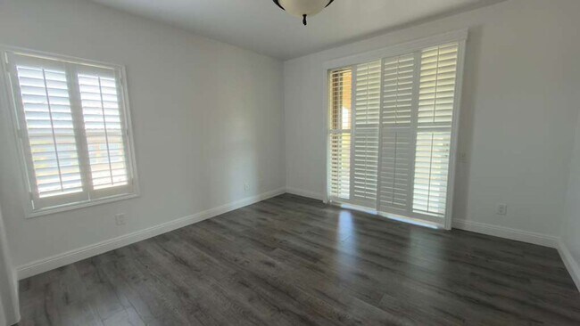 Building Photo - A Perfect Blend of Luxury, Comfort & Style