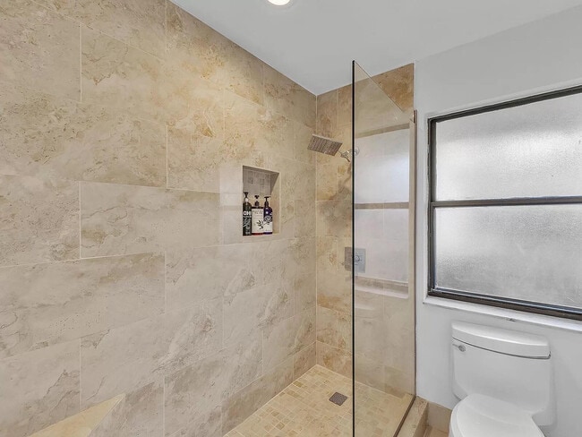 Building Photo - 4989 Pineview Cir