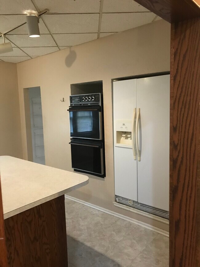 Kitchen w/ built in appliances - 2107 Briggs St