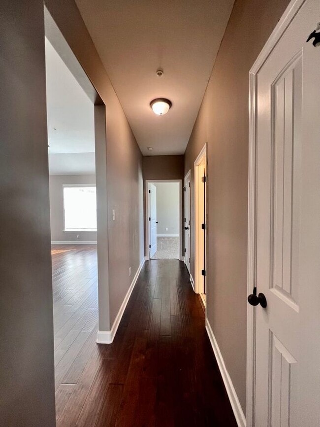 Building Photo - (COMING SOON!) 3bed/2bath Townhome w/Garag...