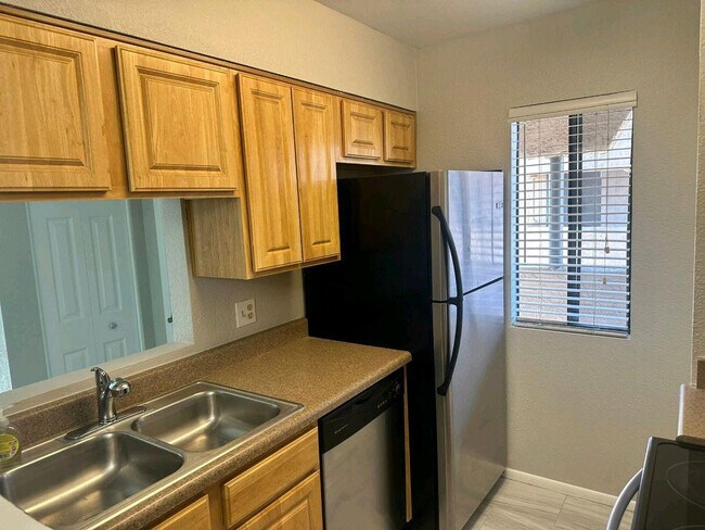 Building Photo - 1745 E Glenn St