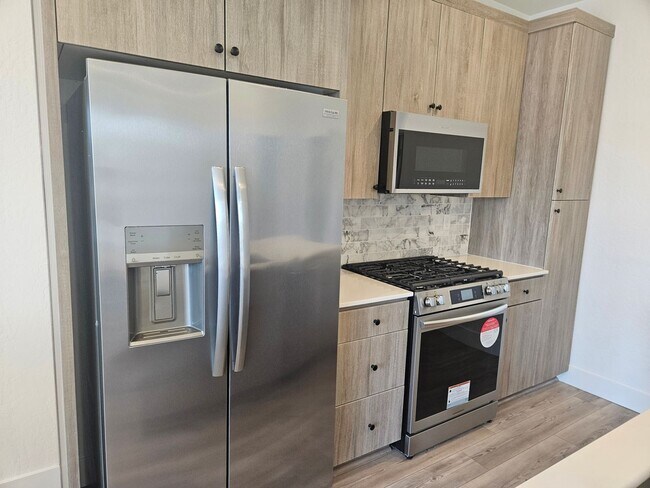 Building Photo - COMING SOON! Gorgeous 3/2 Town Home in Clovis with Solar!