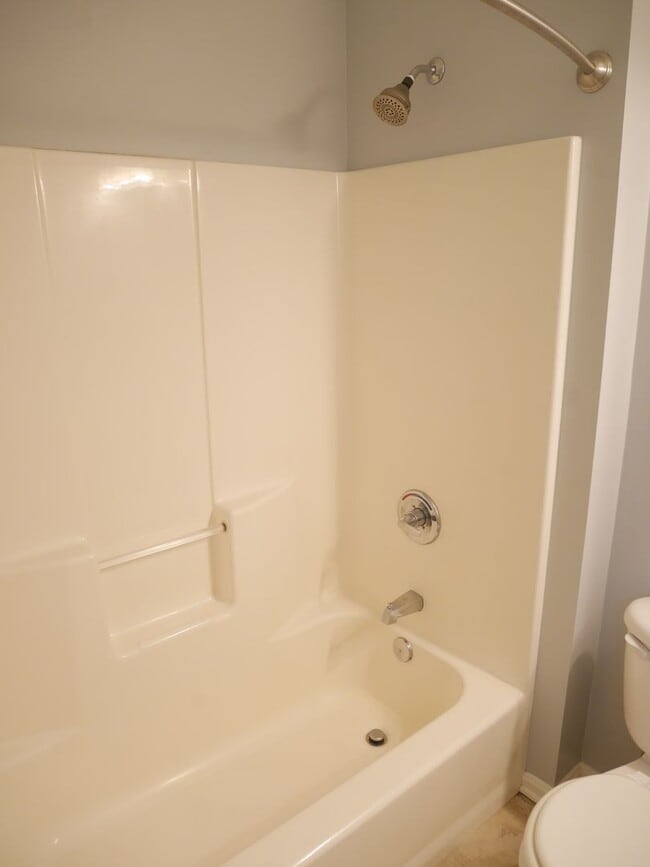 Building Photo - Spacious 3-Bedroom Single-Family Home in E...